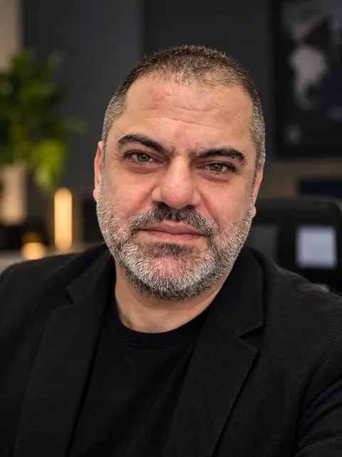 Hasan Çelik, stüdyo portresi