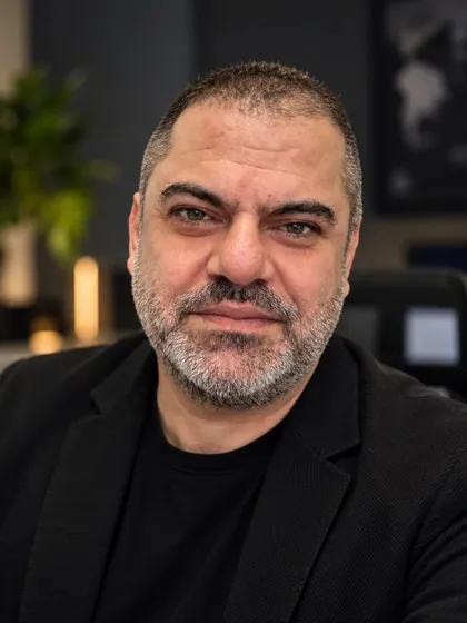 Hasan Çelik, stüdyo portresi